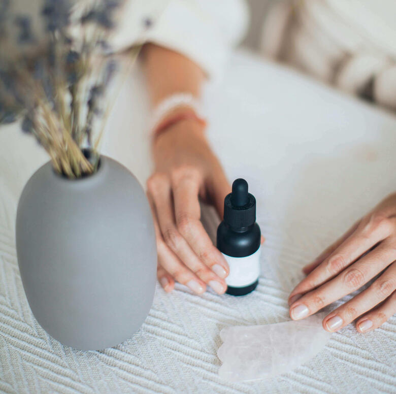 “Visage détendu et lumineux lors du Rituel Althea, un soin de yoga facial et massage énergétique pour tonifier et libérer l’énergie du visage.